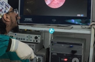 لاول مرة في مصر طبيب مصري يجري عملية جراحية لجنين داخل رحم امه