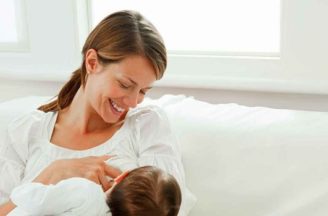 هل الرضاعة الطبيعية امنة اثناء الحمل؟